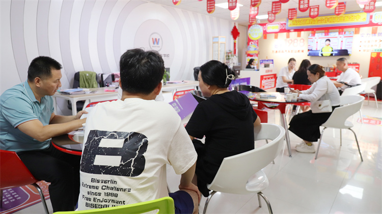 西安中考出分！西安萬通報名現場持續升溫……