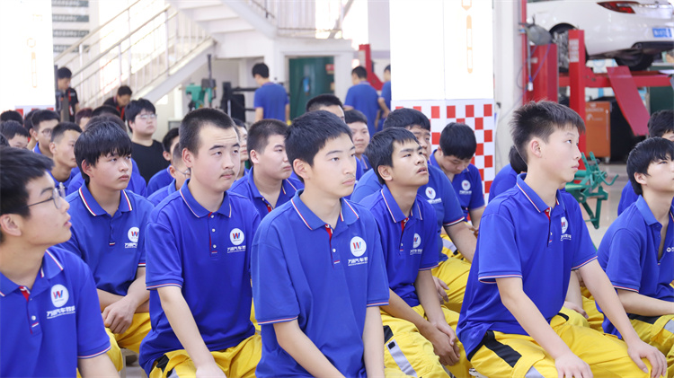 ?擇校不滿意怎么辦？西安萬通“拍了拍你”！你可以轉學過來?。? border=