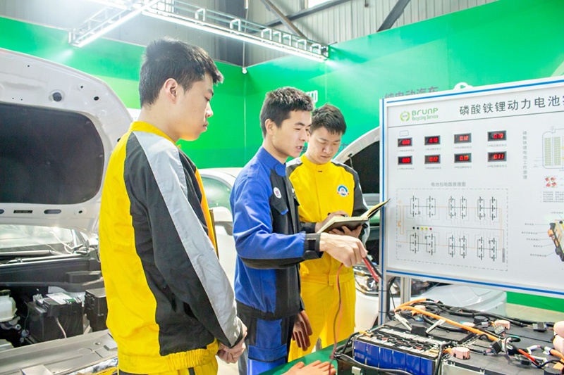 陜西新能源汽車技術學校哪家好？新能源維修技師需要具備哪些專業技能？