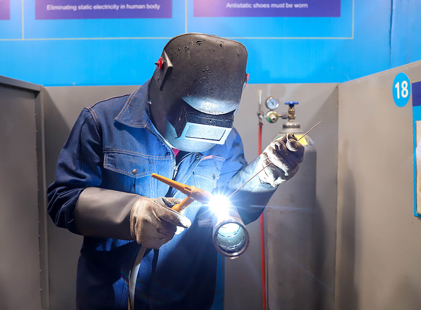 學徒或自學電焊能學會嗎？電焊就業前景:學電焊能不能找到理想工作？