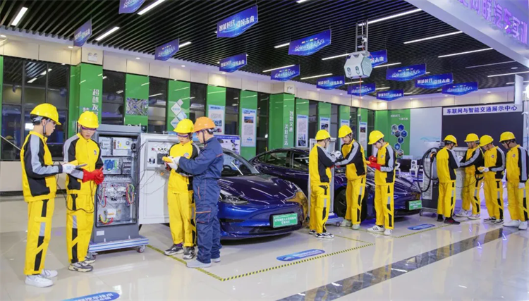 【兩會熱議】職業教育綻放新光彩，西安萬通助你技能成才！