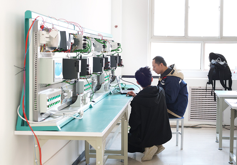 電工PLC技術好學嗎？初高中畢業生學電工PLC技術前景如何？