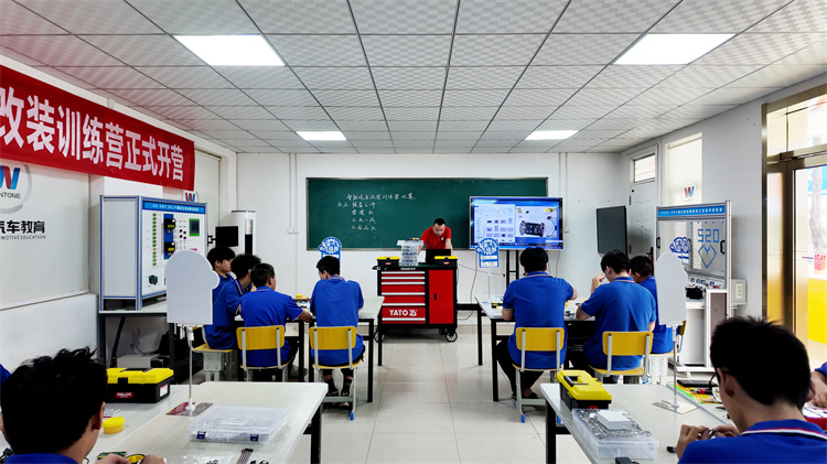 西安萬通「智能小車改裝」精英訓練營，炫技時刻到！玩轉硬核科技！