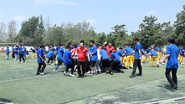 “歡樂‘搶’零食，青春‘燃’活力 ——西安萬通汽車學校趣味搶零食大賽圓滿落幕