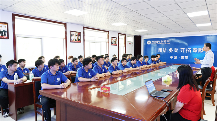 西安萬通&恒泰特斯拉2025新能源雙高班啟航：總監課堂進校園，學子入企探未來
