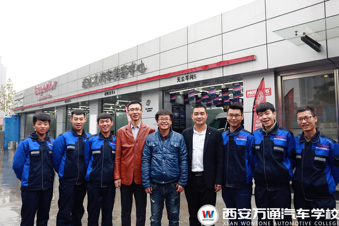 西安萬通創就業指導中心老師與創業學子合影留念