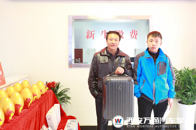 西安萬通報名新生與家長合影