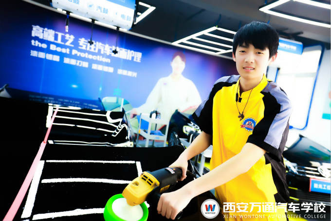 西安萬通汽車學校學技術的中學生