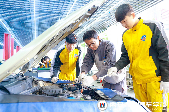 初中生在西安萬通學汽車技術