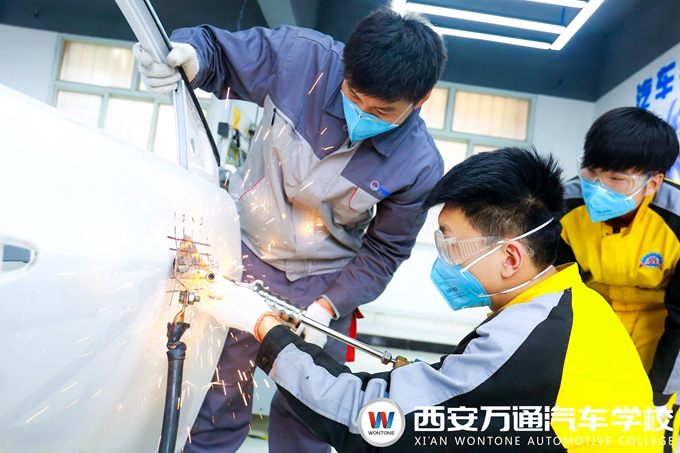 西安萬通汽車學校汽車鈑金實訓課堂