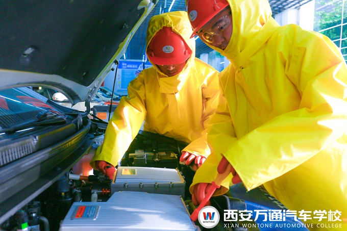 西安萬通汽車學校學習汽車新能源技術