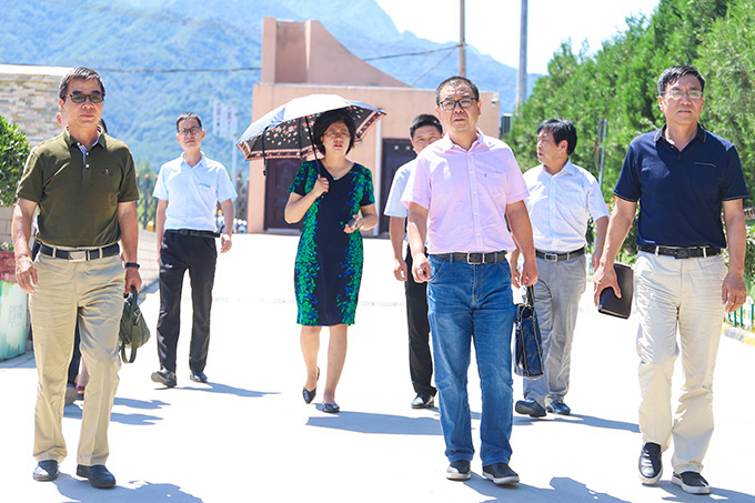 人社局馮局長蒞臨我校參觀指導工作