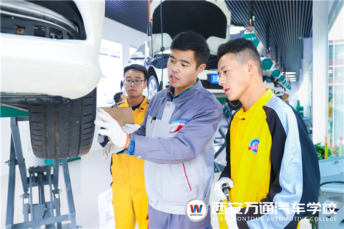 怎么挑輪胎？西安萬通專家導師來教你