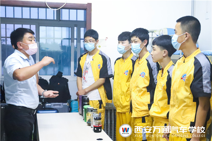 西安萬通學生處領導攜新生班主任深入宿舍，慰問新生