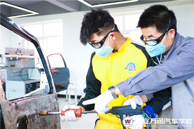 鈑金學習，西安學汽車鈑金噴涂，就來萬通汽車學校！