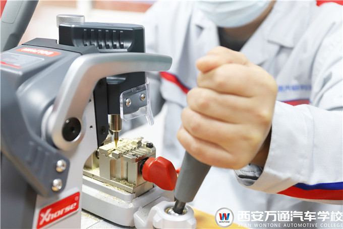 學高端汽車配鑰匙技術，就來西安萬通汽車學校！