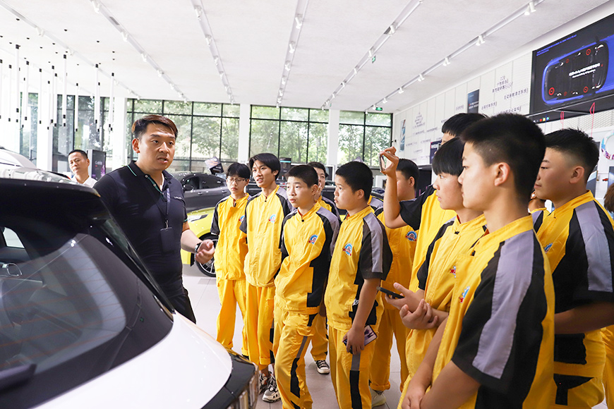 萬通學子領克、吉利汽車公司技術體驗營