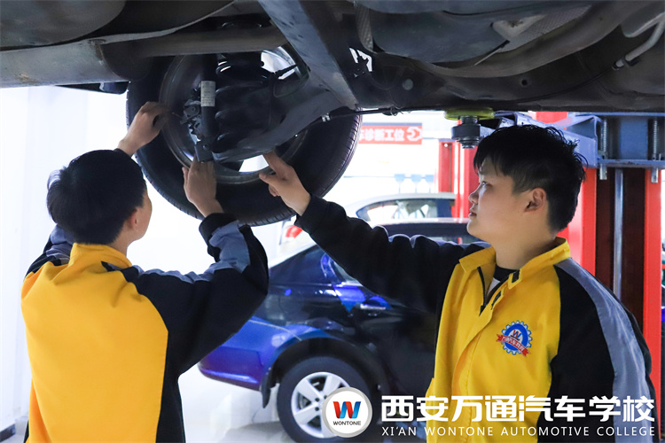 聚焦兩會：重視職業教育、打造“中國工匠”