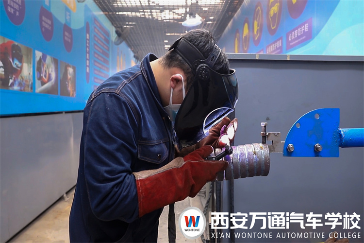 焊花飛濺看著很美，“90后軍人”馬鐸來萬通做電焊匠人!