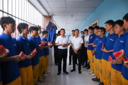 西安萬通校長為新生們帶來清涼慰問