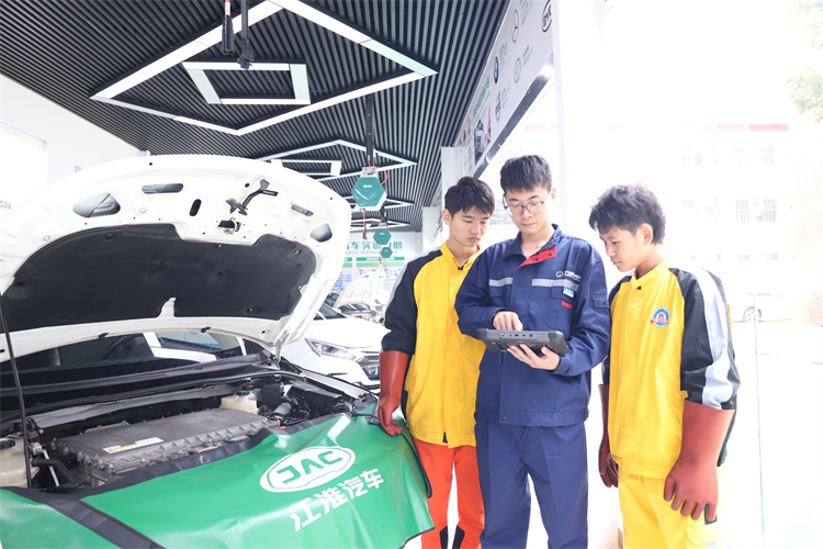 熱門專業推薦|新能源汽車檢測與維修技師，市場緊缺，發展廣闊