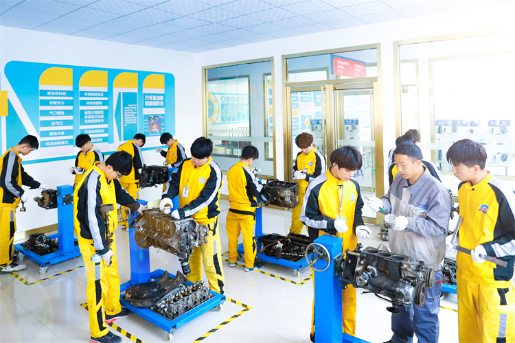 職業教育發展勢頭良好，初中生想學一門技術，如何選擇好學校？