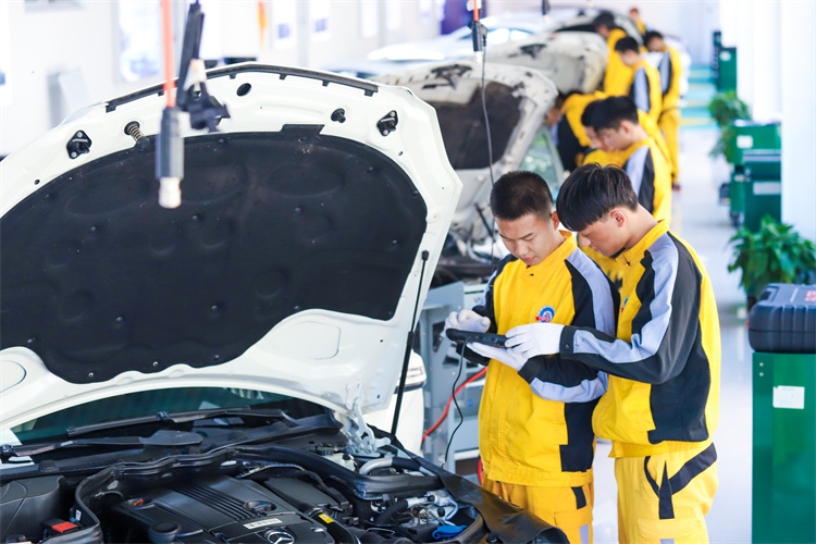 22歲青年小伙刮膩子成世界冠軍！你真的了解職業教育嗎？