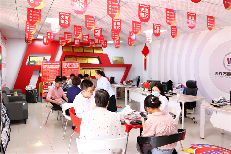 現場火爆！這些考生和家長都往這所學校跑…… 圍觀西安萬通火熱招生現場