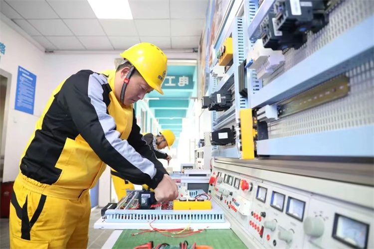 西安萬通熱門專業推薦——電工維修專業